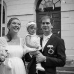Ein Hochzeitspaar mit Kind