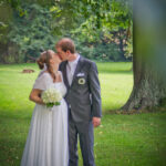 Hochzeit - Ein Hochzeitspaar küsst sich 2