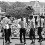Eine fünfköpfige Band bedankt sich beim Publikum