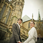 Ein Hochzeitspaar lächelt in die Kamera 2