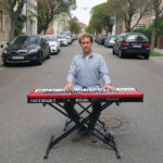 Musik - Ein Keyboarder der auf der Straße musiziert