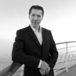 Ein Mann auf einem boot