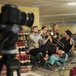 Ein Musik-Ensemble was in einer Kaufhalle Musiziert