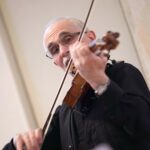 Ein Geiger der Musik macht