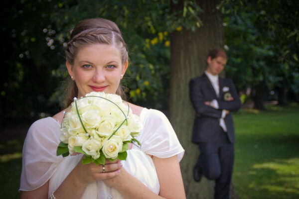Eine Braut schaut in die Kamera