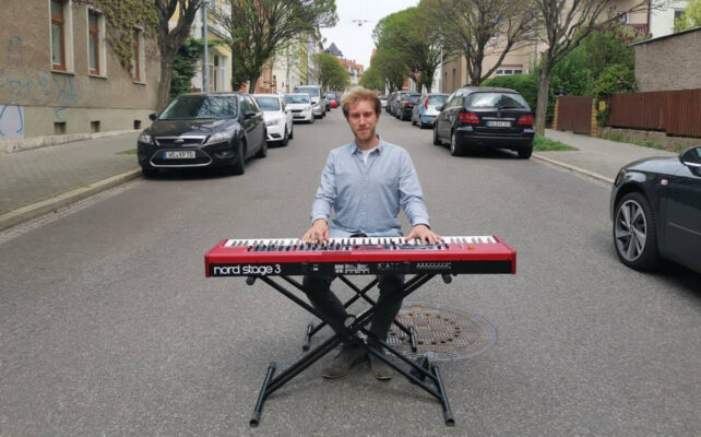 Musik - Ein Keyboarder der auf der Straße musiziert