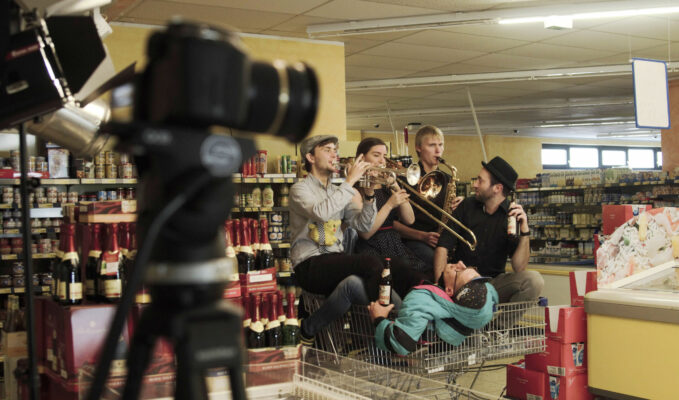 Ein Musik-Ensemble was in einer Kaufhalle Musiziert
