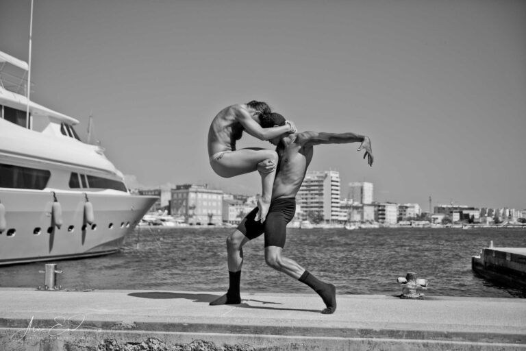 Ein Foto von zwei TanzerInnen