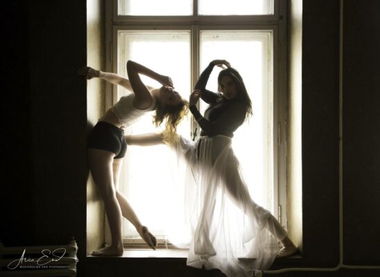 Promotion - Zwei Tänzerinnen in einem Fenster